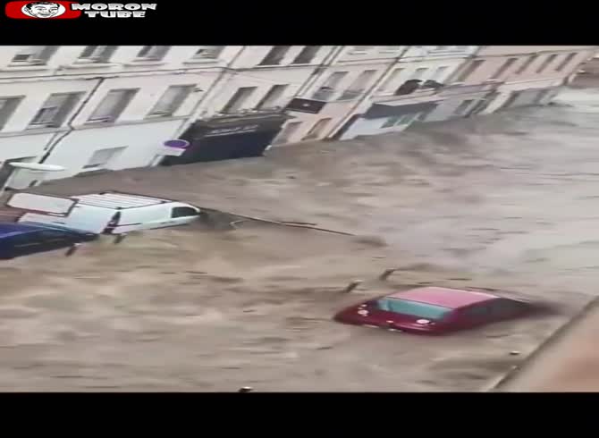 Video :Unsettling footage captured in the heart of Rive-de-Giers (Loire) shows France submerged